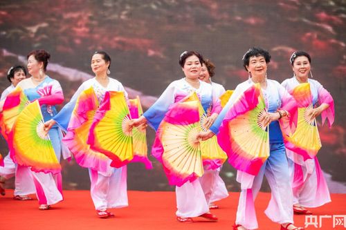 520愛(ài)在花海 唱支山歌給黨聽(tīng)——貴州畢節(jié)文藝匯演點(diǎn)亮紅色情懷